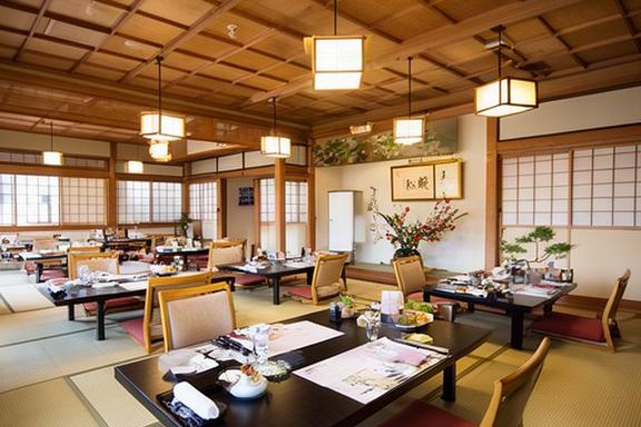 日本の旅館の広間、観光需要予測と稼働率管理のAI予算計画対象施設